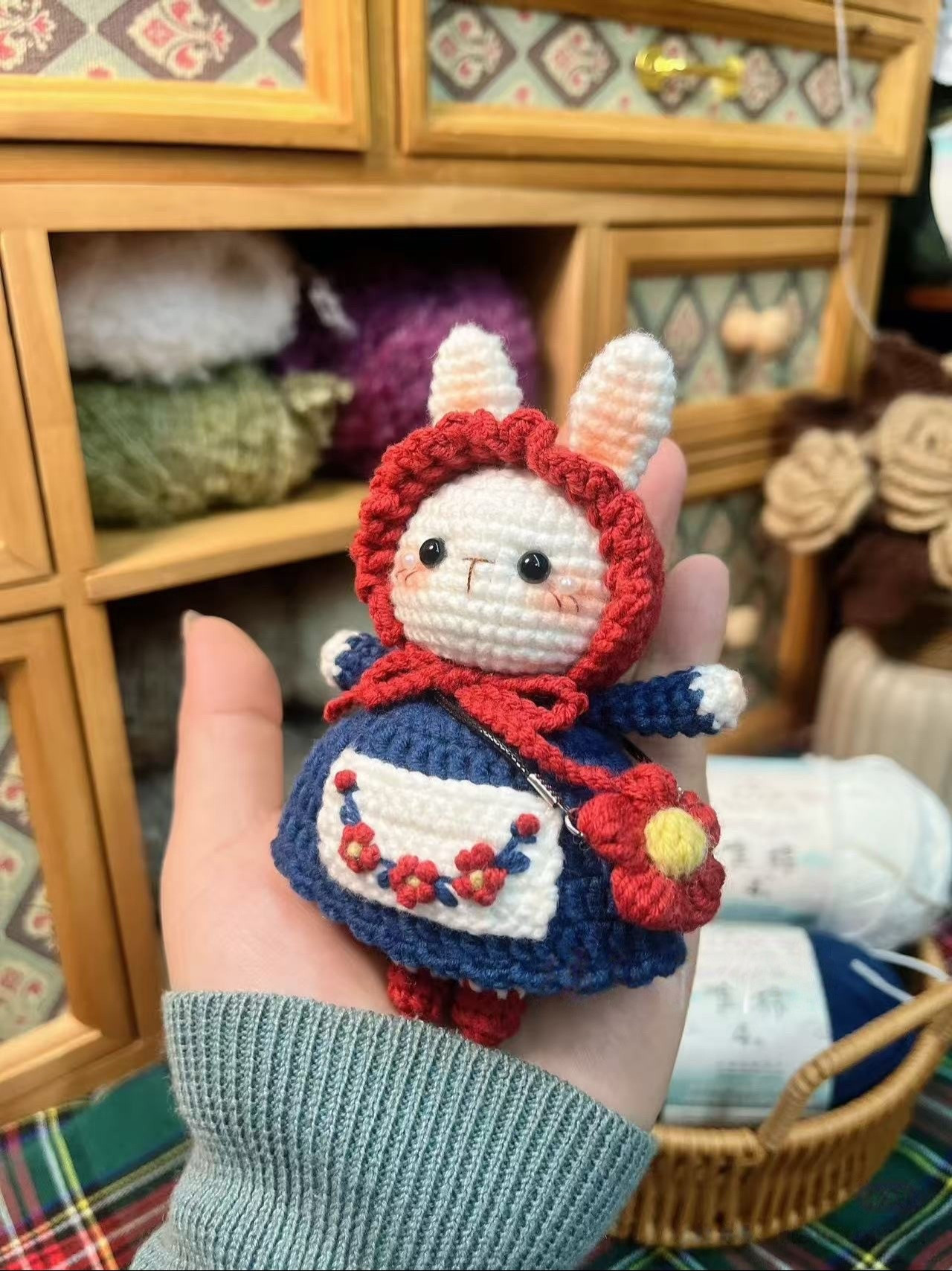 Amigurumi de Coelho com Vestido e Avental Encantador