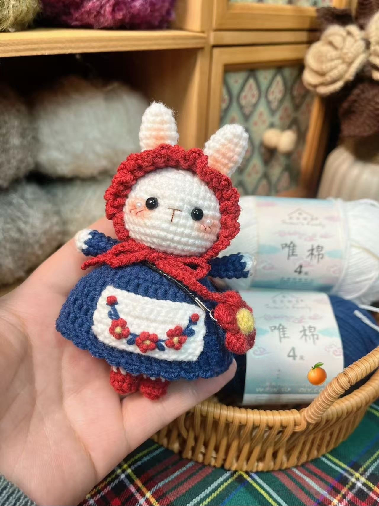 Amigurumi de Coelho com Vestido e Avental Encantador