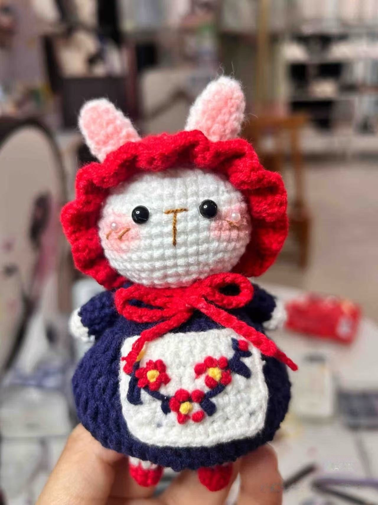 Amigurumi de Coelho com Vestido e Avental Encantador