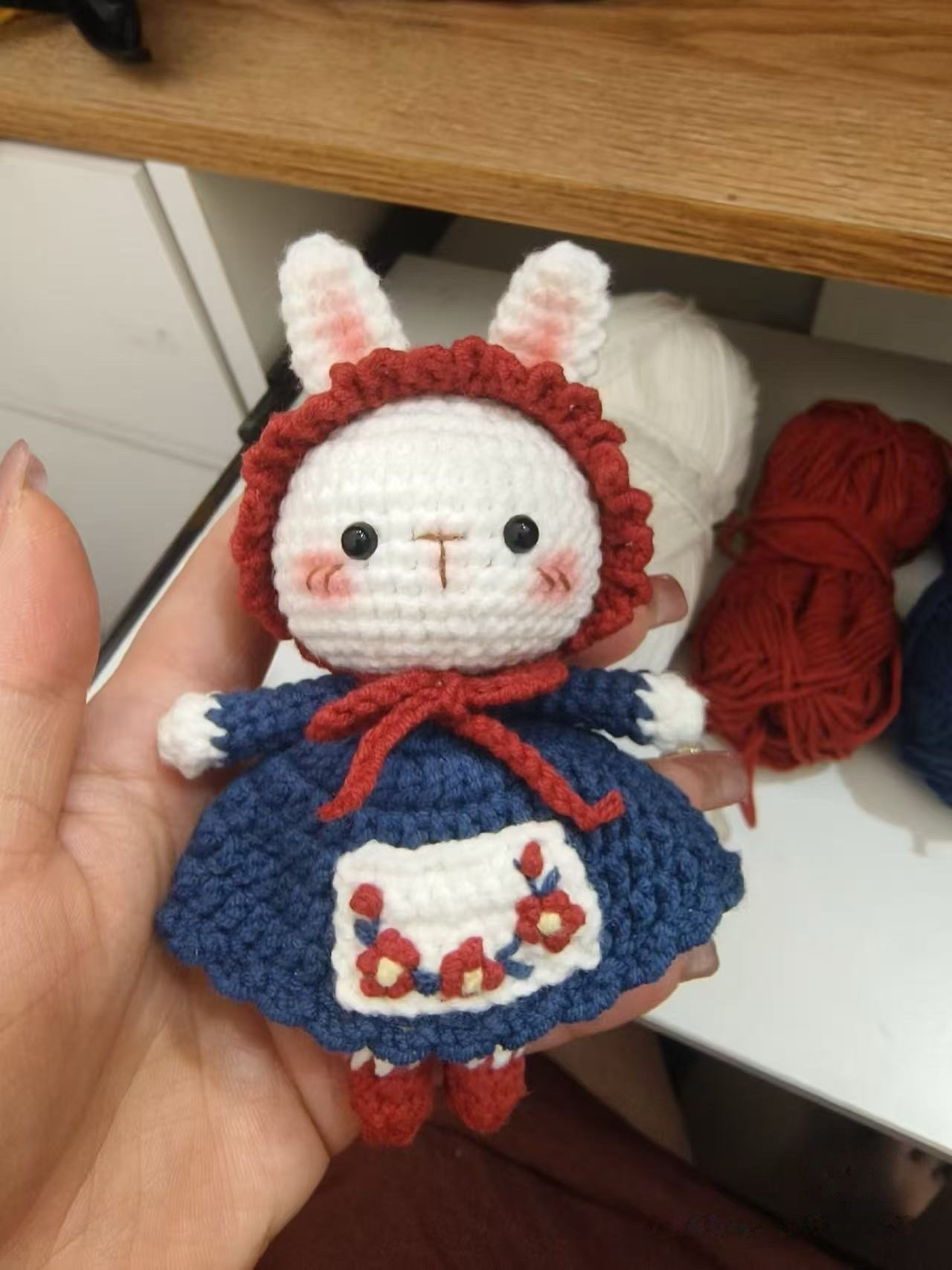 Amigurumi de Coelho com Vestido e Avental Encantador