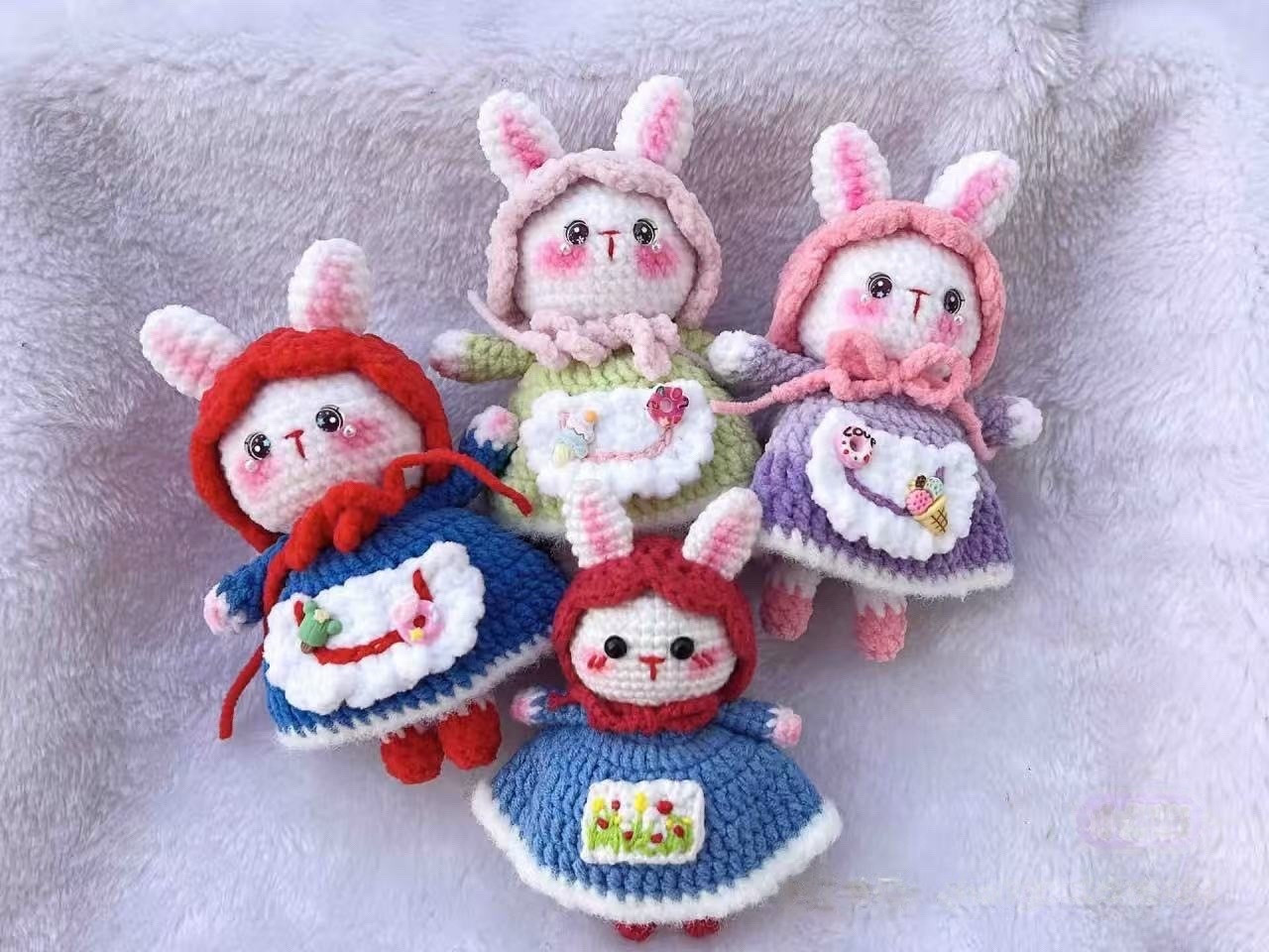Amigurumi de Coelho com Vestido e Avental Encantador