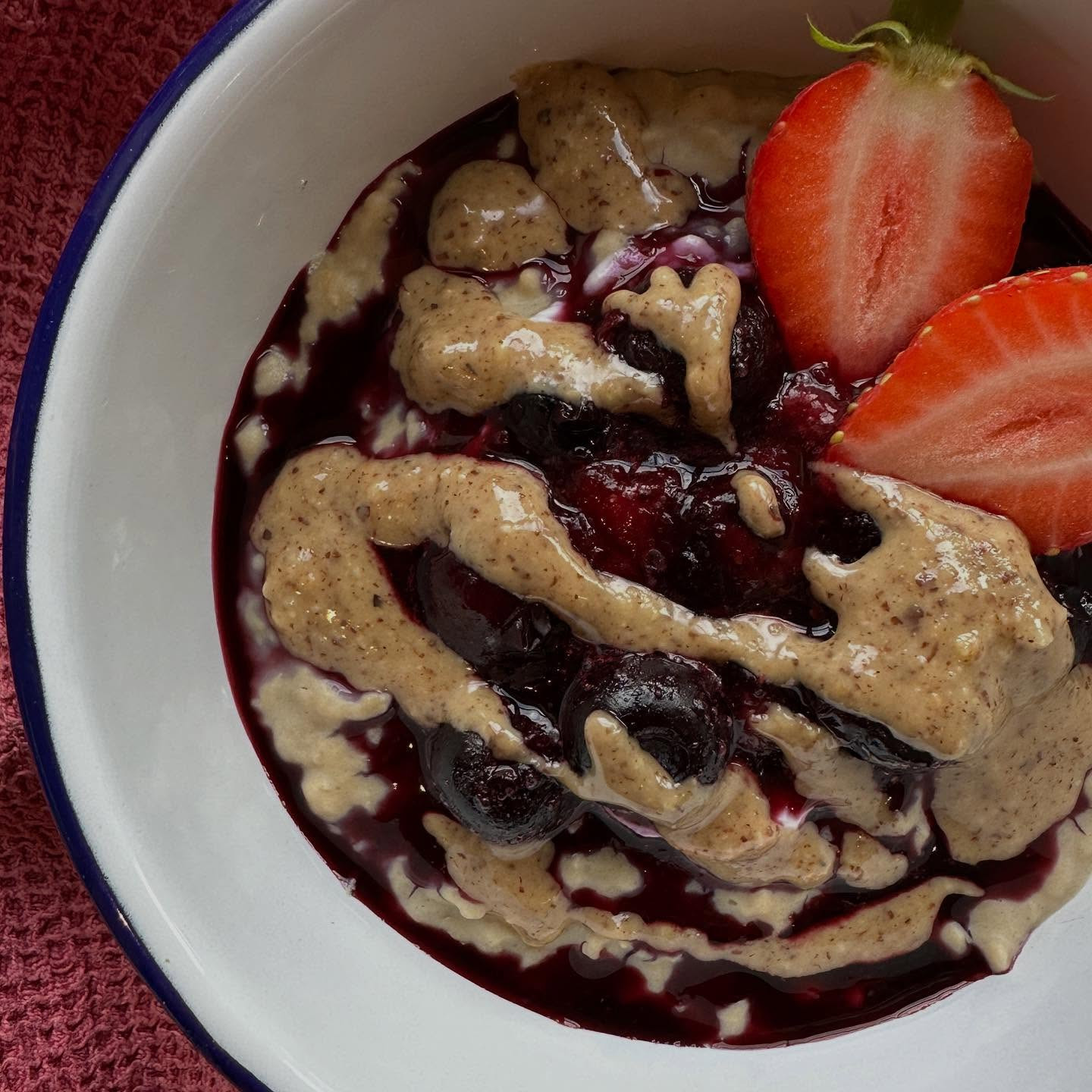 Berry Bliss Breakfast Bowl: Nutty Almond & Juicy Blueberry