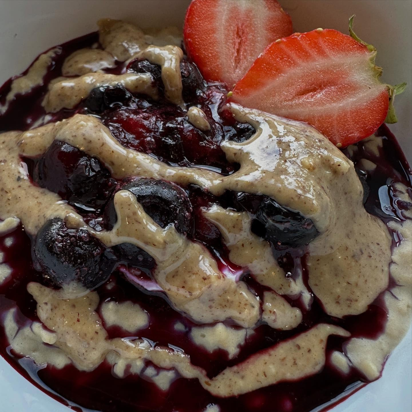 Berry Bliss Breakfast Bowl: Nutty Almond & Juicy Blueberry