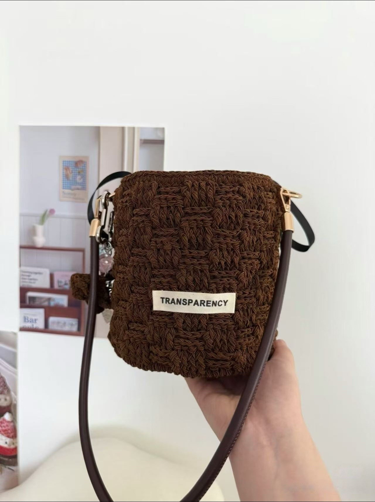 Bolsa de crochê com padrão de quadrados entrelaçados