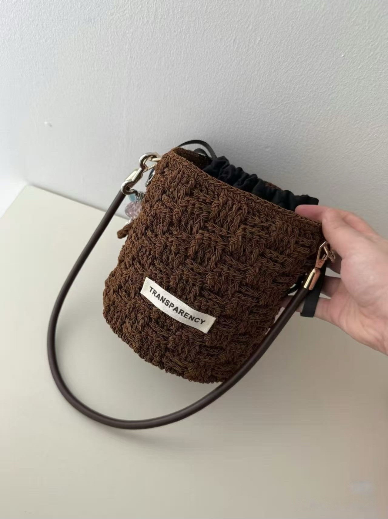 Bolsa de crochê com padrão de quadrados entrelaçados