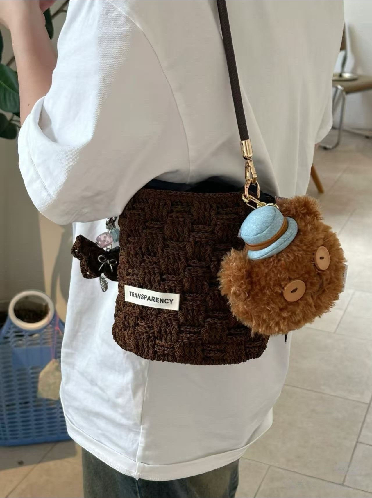 Bolsa de crochê com padrão de quadrados entrelaçados