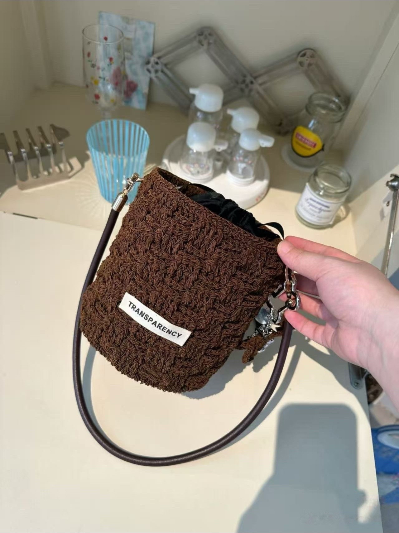 Bolsa de crochê com padrão de quadrados entrelaçados
