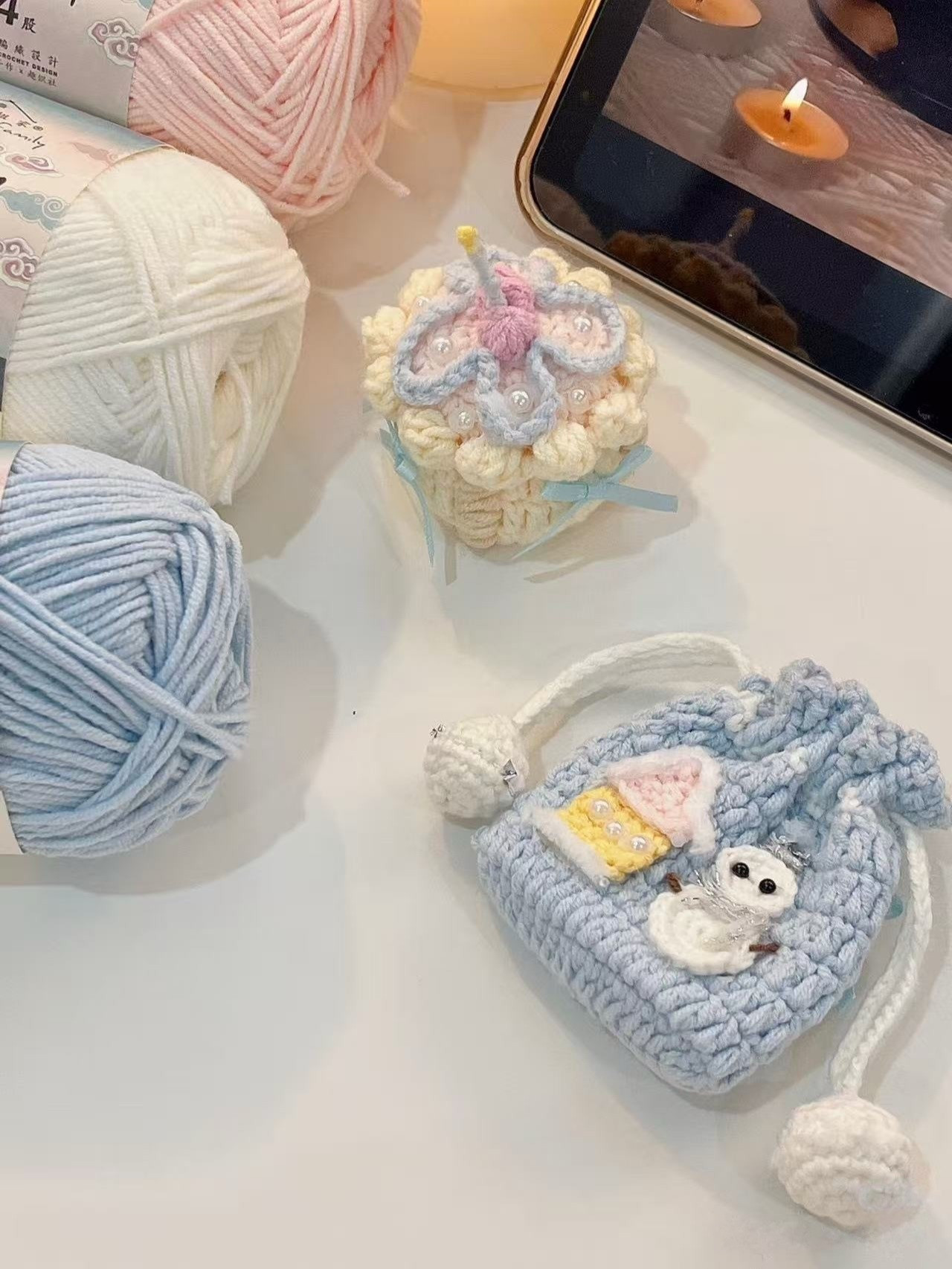Bolsinhas de crochê fofas com temas de inverno e flores
