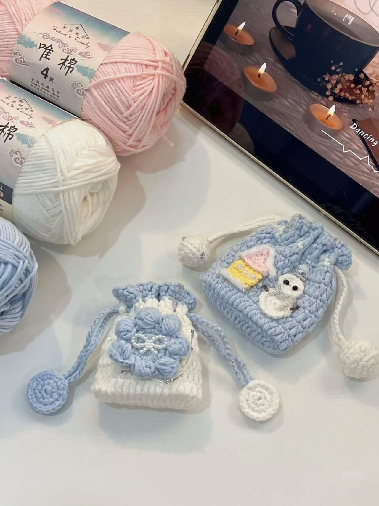 Bolsinhas de crochê fofas com temas de inverno e flores