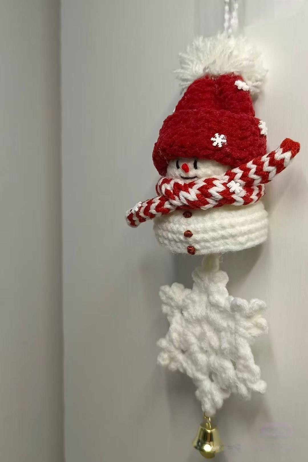 Boneco de neve de crochê com floco de neve pendurado