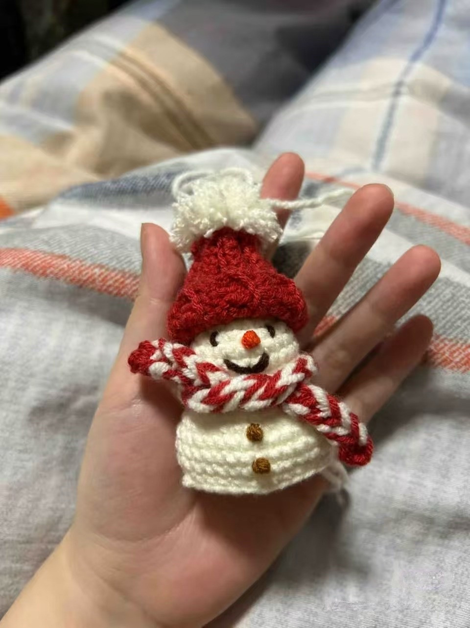 Boneco de neve de crochê com floco de neve pendurado