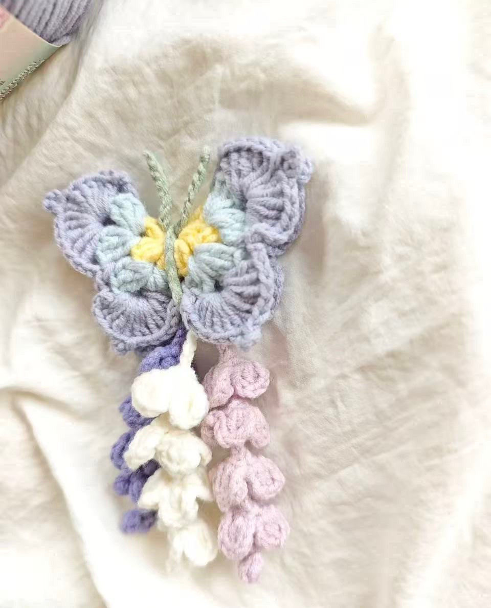 Borboleta de crochê delicada com flor em cascata