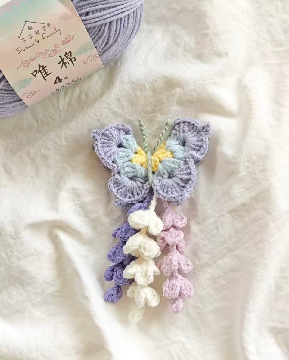 Borboleta de crochê delicada com flor em cascata