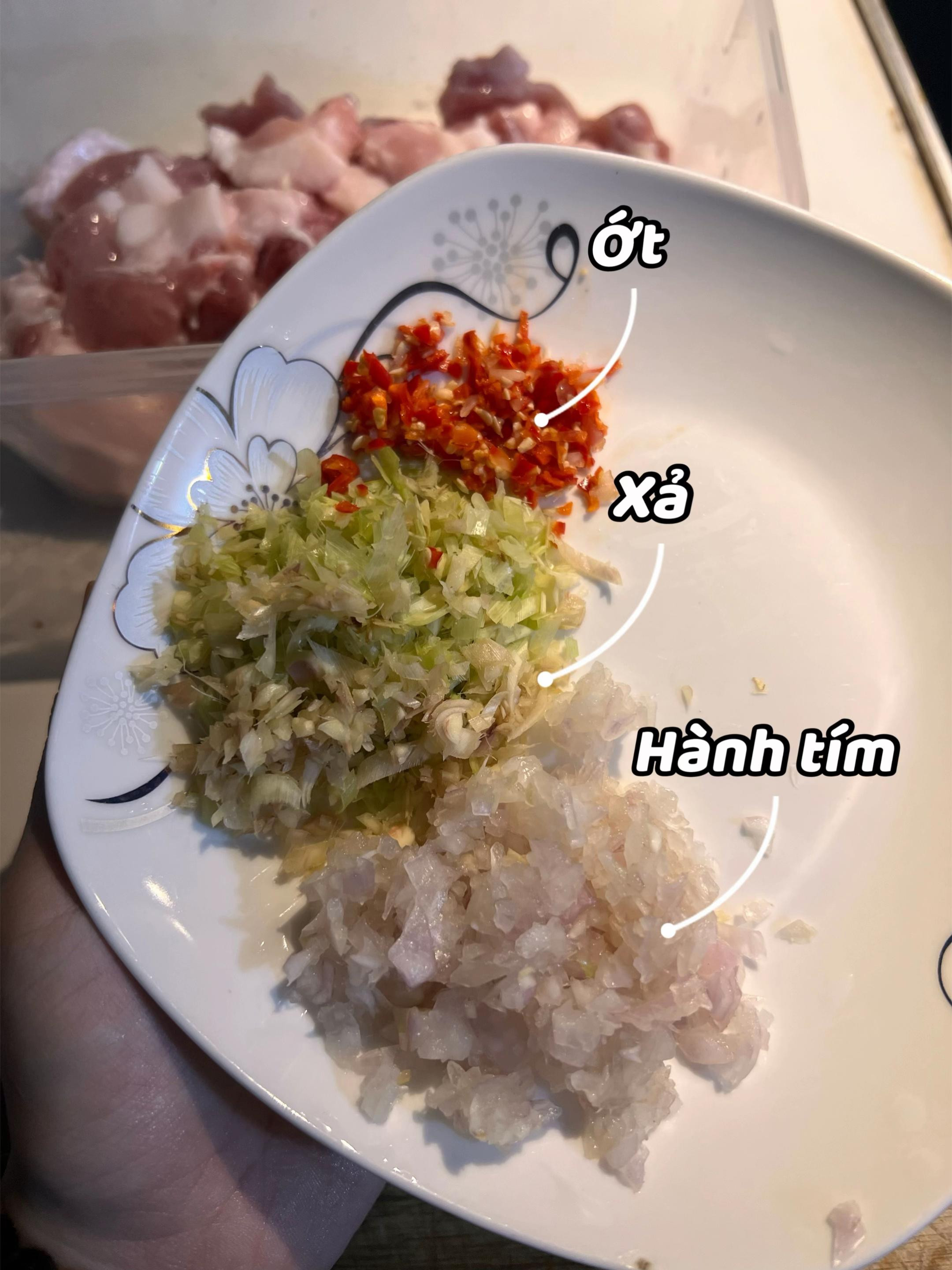 Bún trộn thịt nướng.