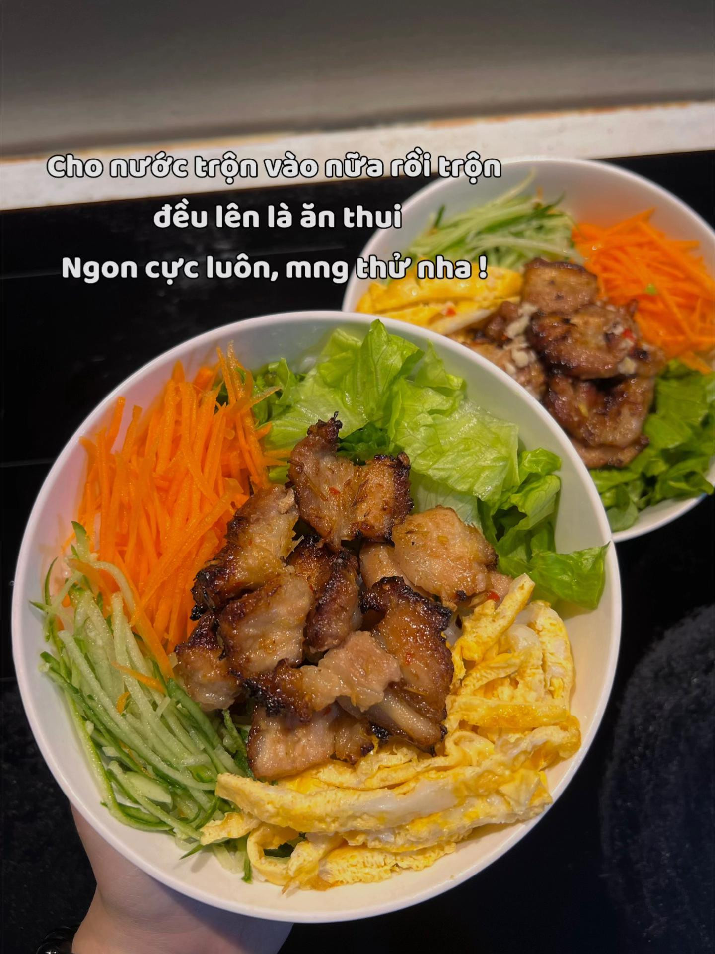 Bún trộn thịt nướng.
