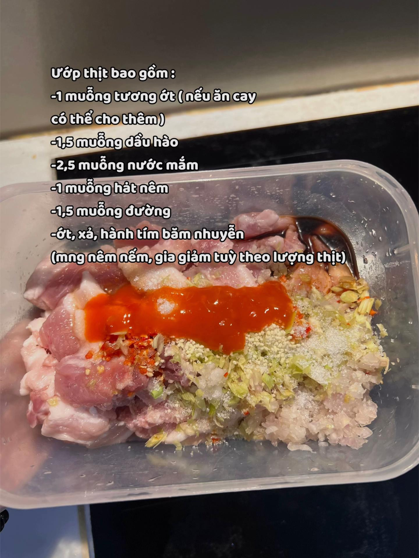 Bún trộn thịt nướng.