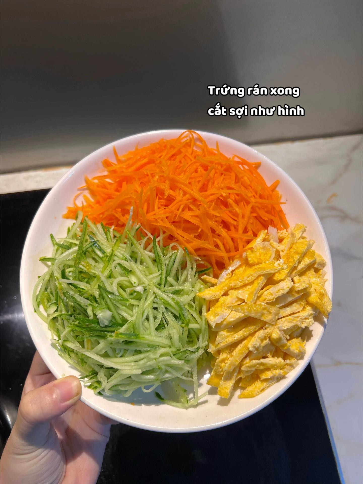 Bún trộn thịt nướng.