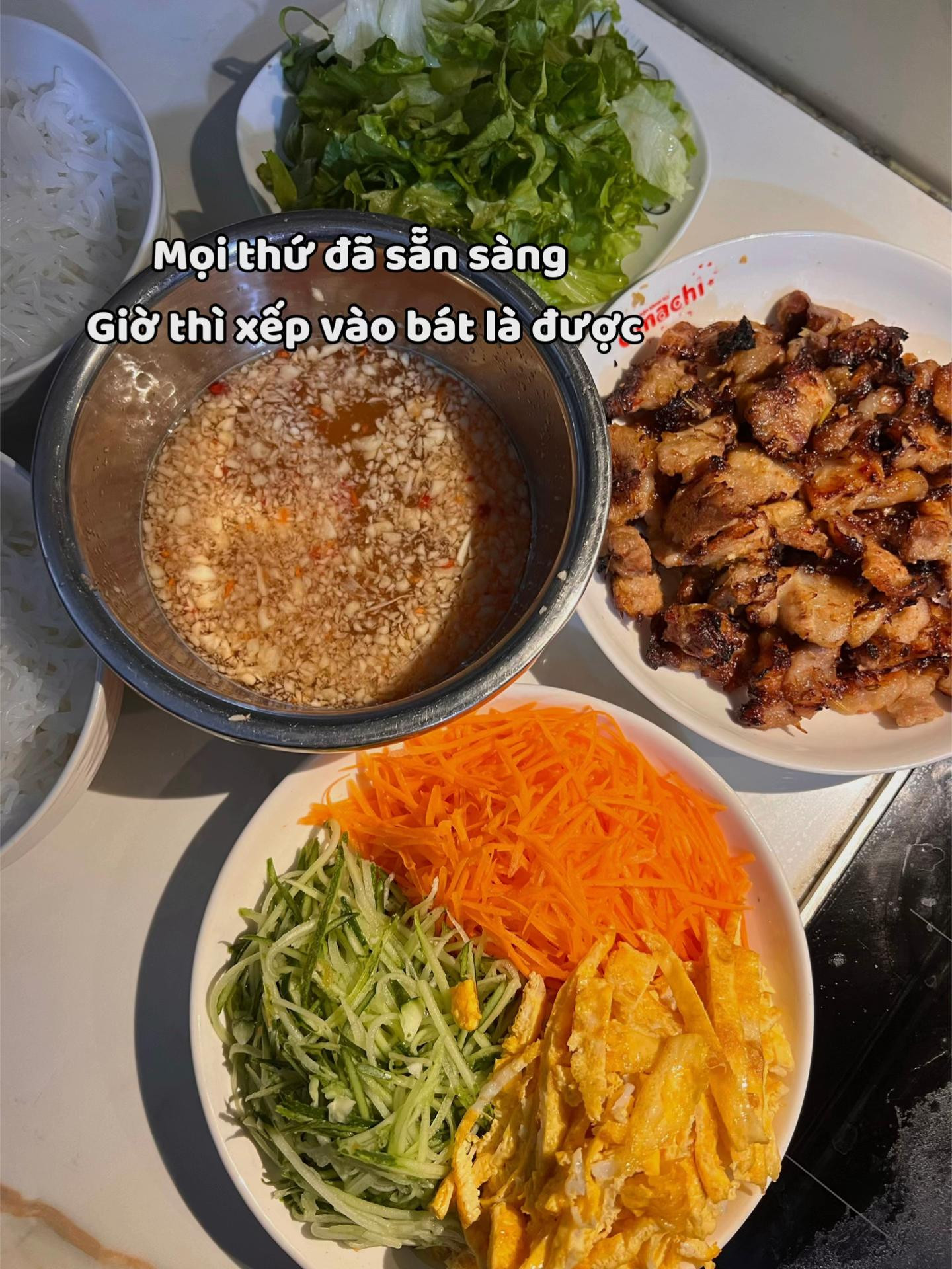 Bún trộn thịt nướng.