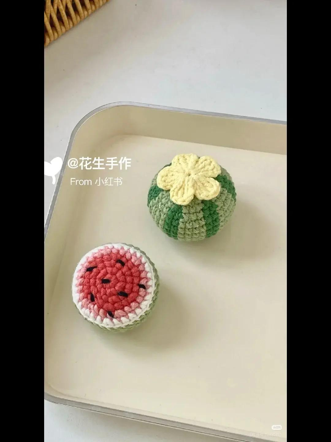 Chart dưa hấu 🍉và nửa quả dưa hấu.
