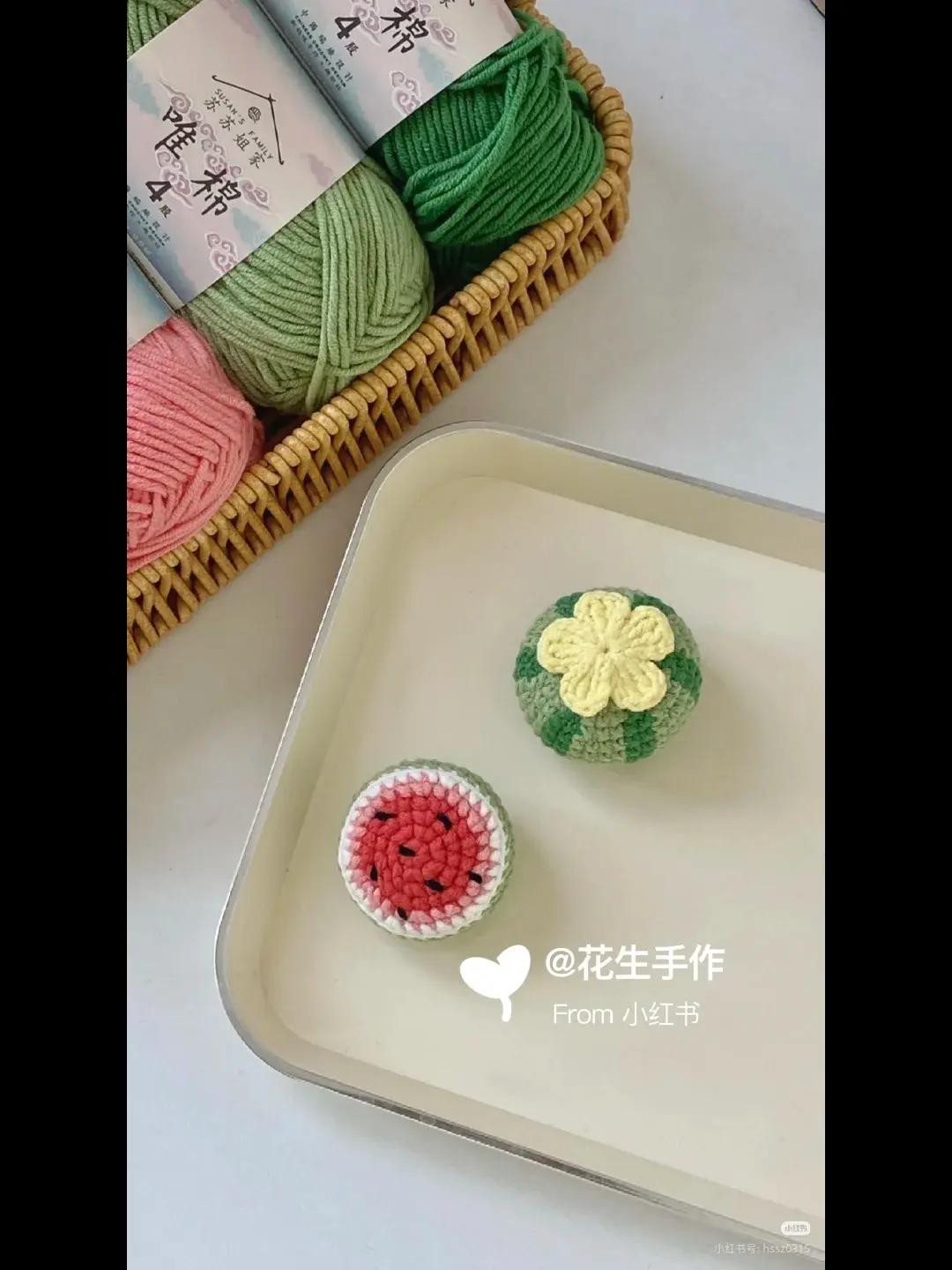 Chart dưa hấu 🍉và nửa quả dưa hấu.