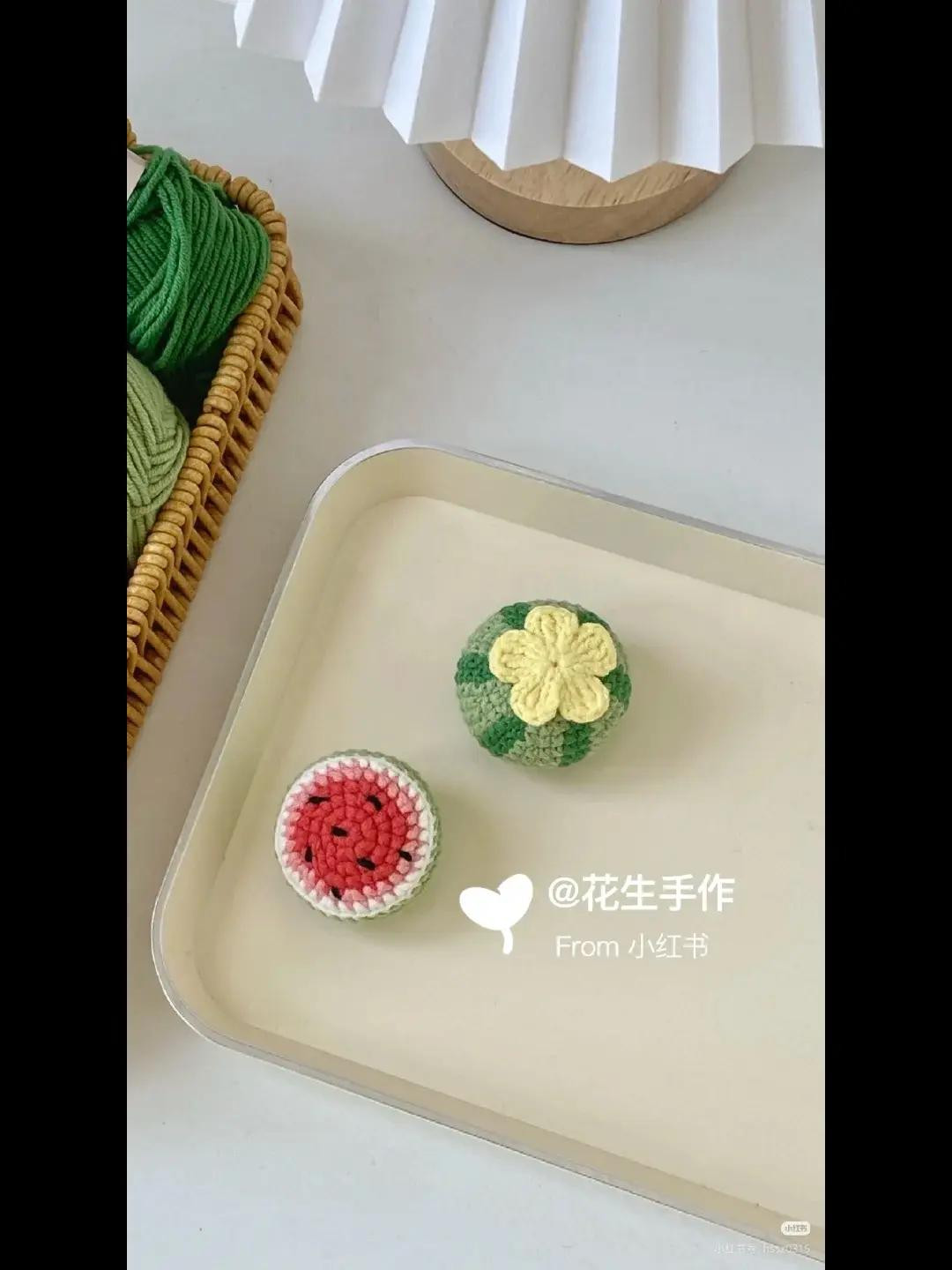 Chart dưa hấu 🍉và nửa quả dưa hấu.