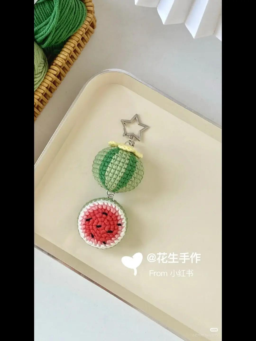 Chart dưa hấu 🍉và nửa quả dưa hấu.