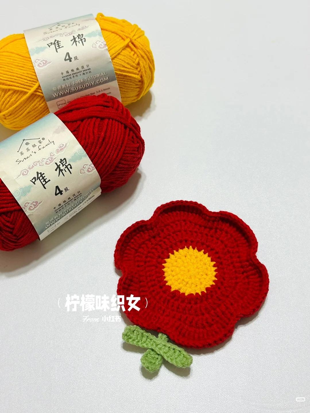 chart móc lót ly cánh đỏ nhụy vàng.