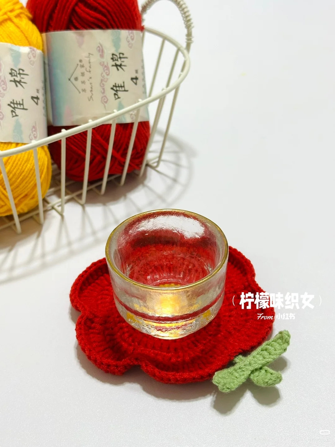 chart móc lót ly cánh đỏ nhụy vàng.