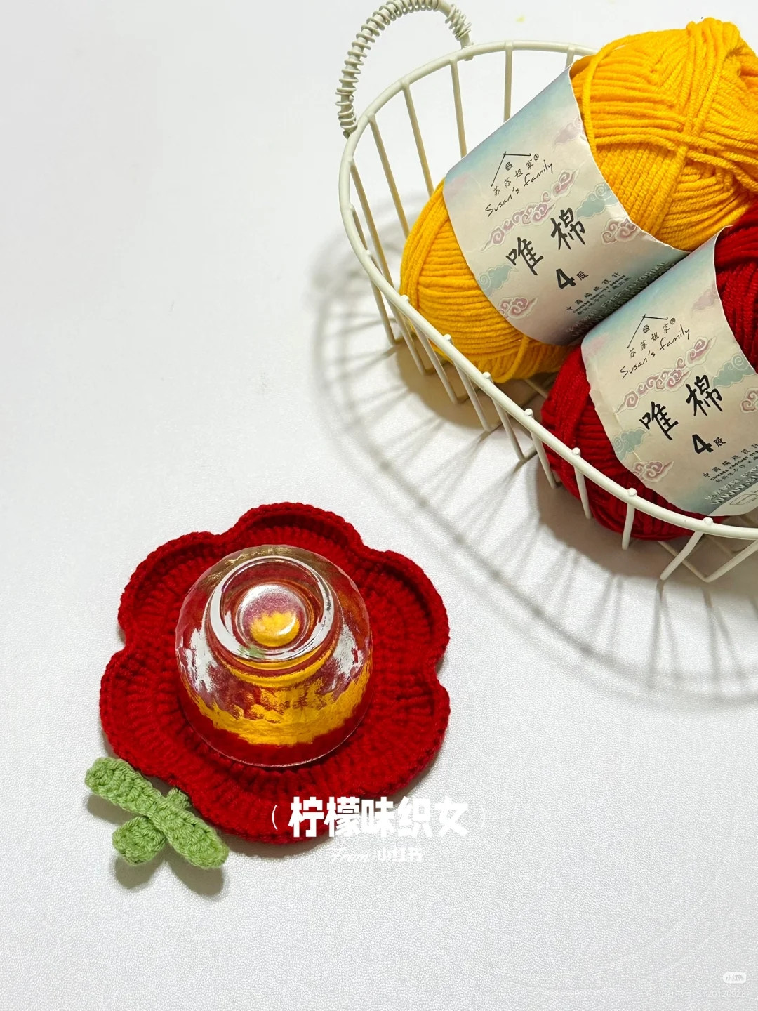 chart móc lót ly cánh đỏ nhụy vàng.