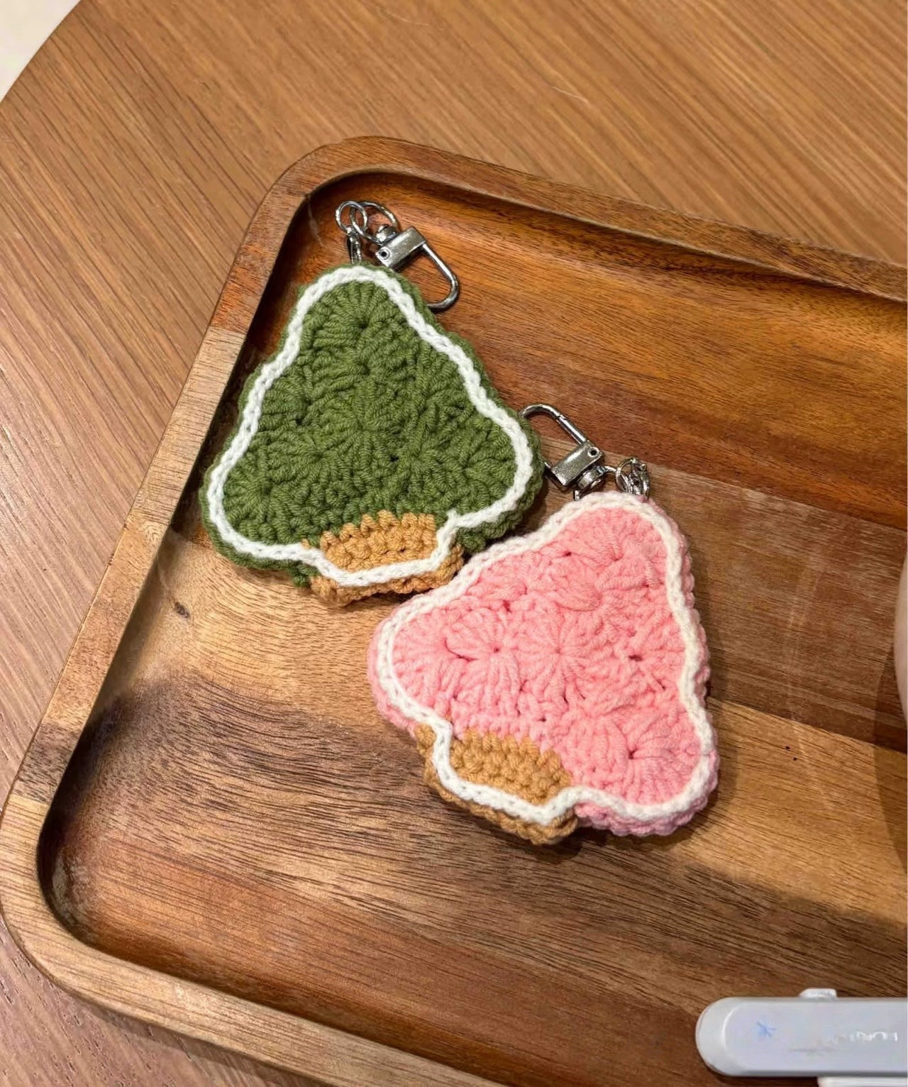 Chaveiros de árvore de Natal em crochê artesanal
