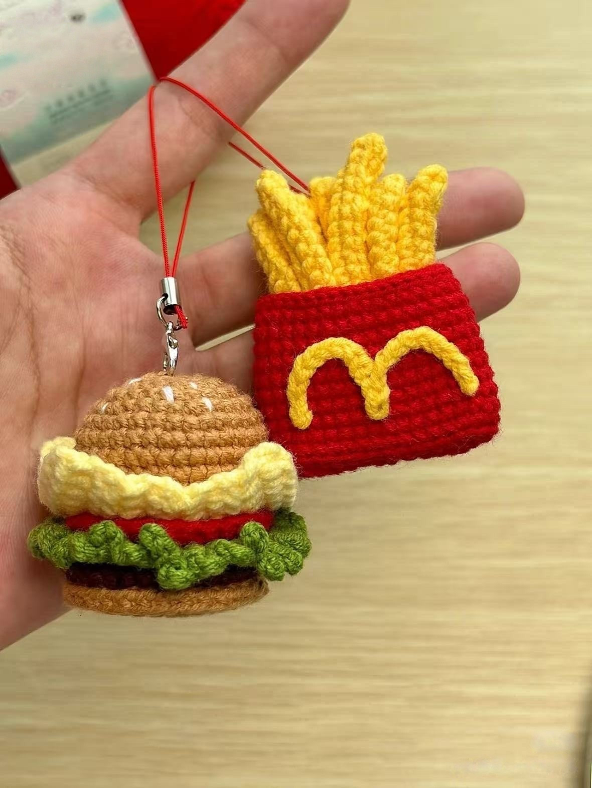 Chaveiros de crochê de hambúrguer e batata frita adoráveis