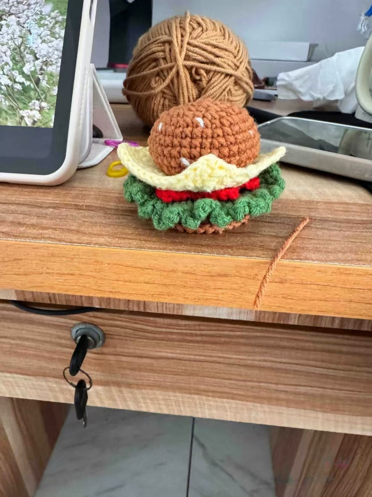 Chaveiros de crochê de hambúrguer e batata frita adoráveis