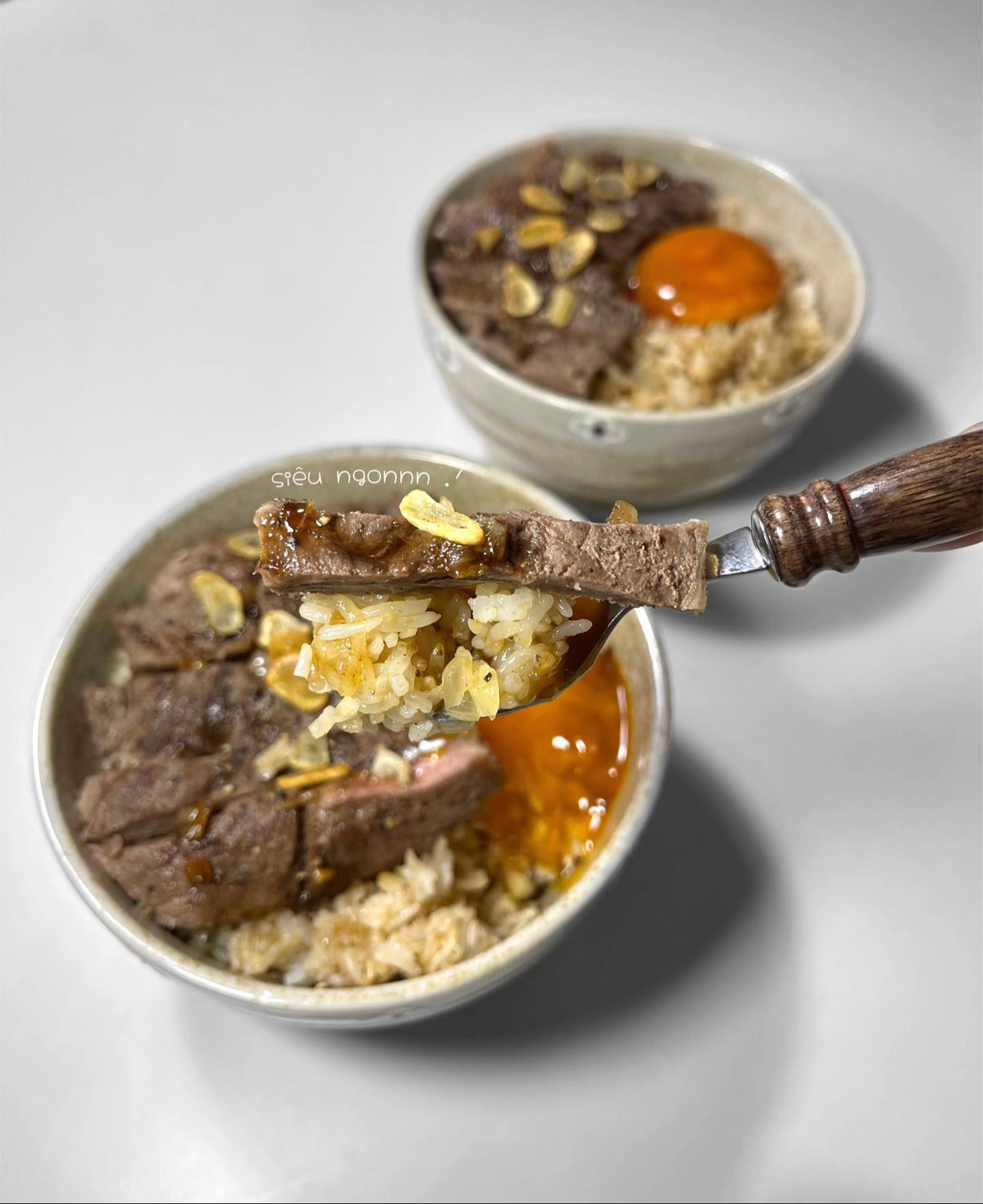 Cơm steak tỏi 🥩🧄
ガーリックステーキ丼 - Garikku sutēki don 🥩