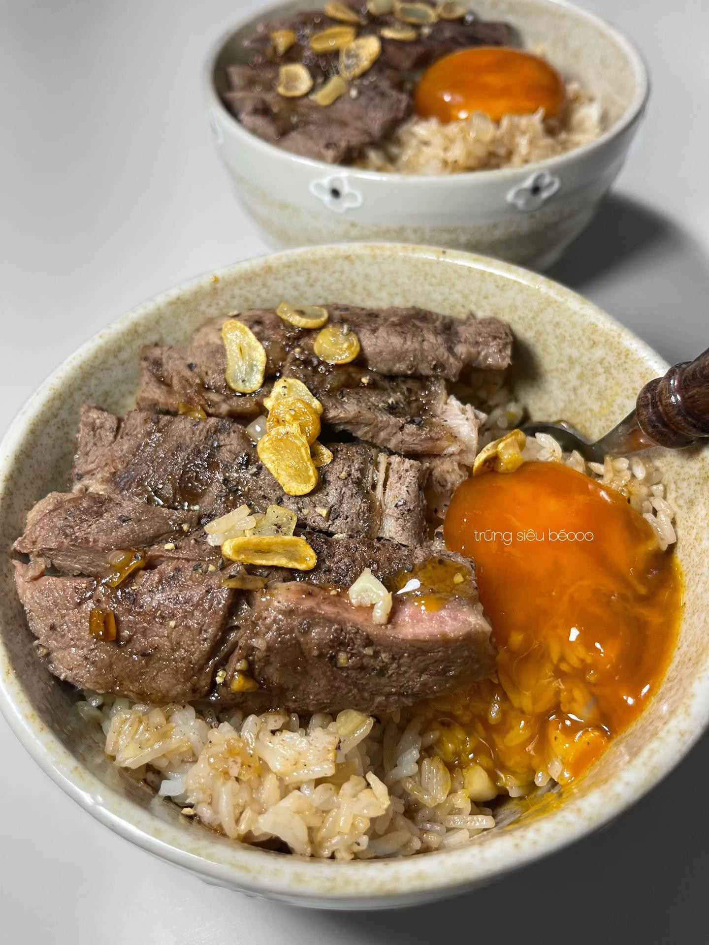 Cơm steak tỏi 🥩🧄
ガーリックステーキ丼 - Garikku sutēki don 🥩