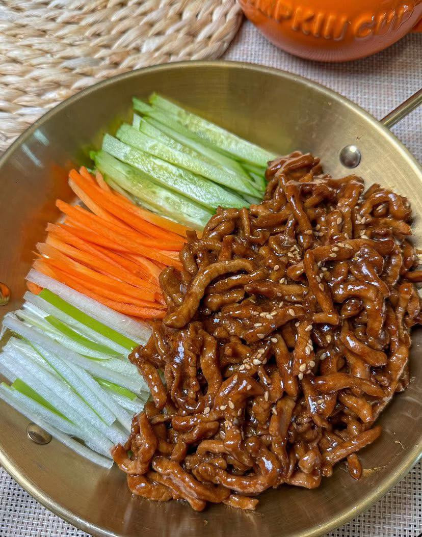 🥢 Công thức món thịt heo xào sốt tương Bắc Kinh cuốn bánh 🥢