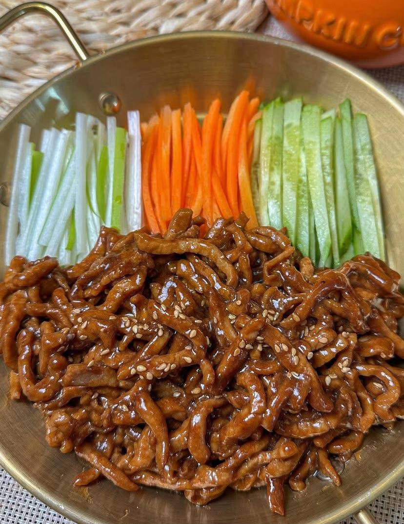 🥢 Công thức món thịt heo xào sốt tương Bắc Kinh cuốn bánh 🥢