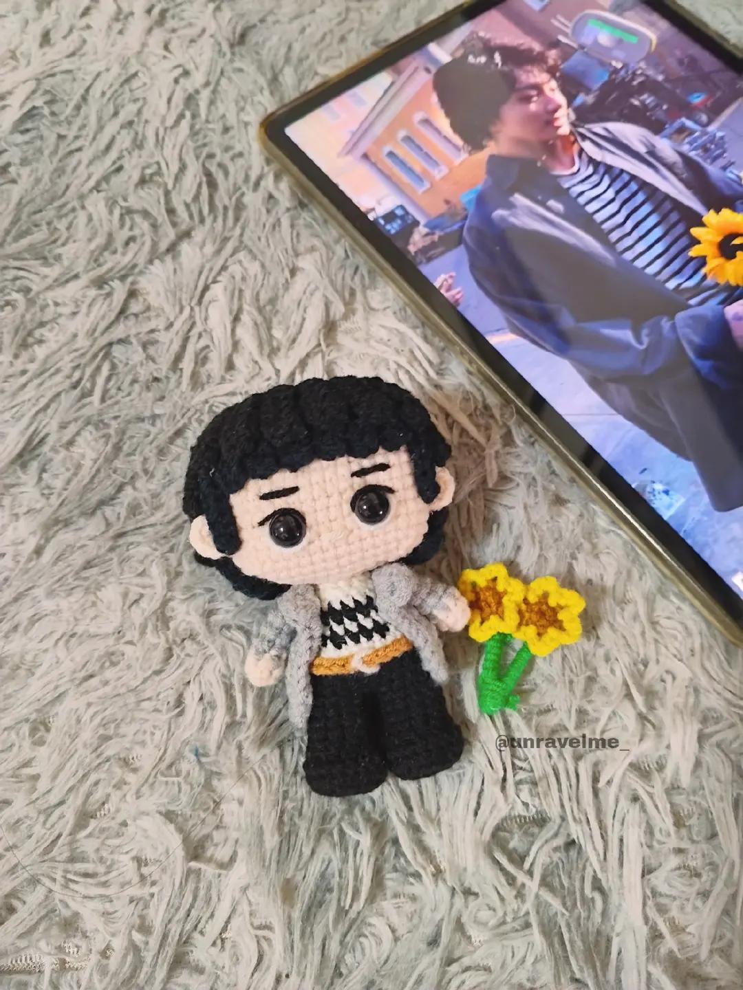 Free Pattern: Crochet Chibi Doll Base Design with Flowers
