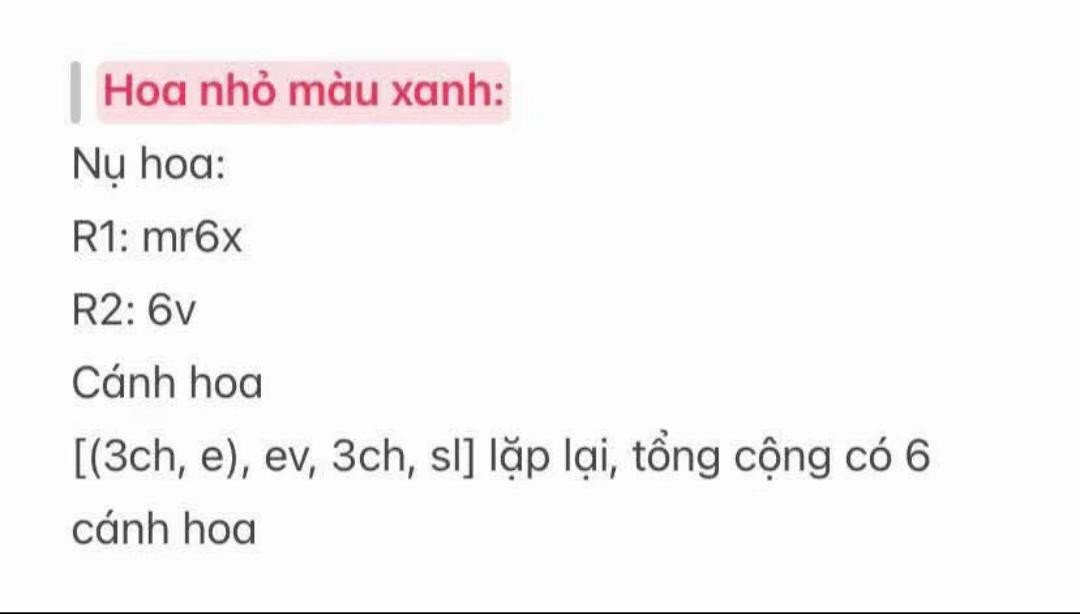 hoa tra đỏ, hoa hồng 2 lớp, hoa nhỏ màu xanh, hoa cúc,