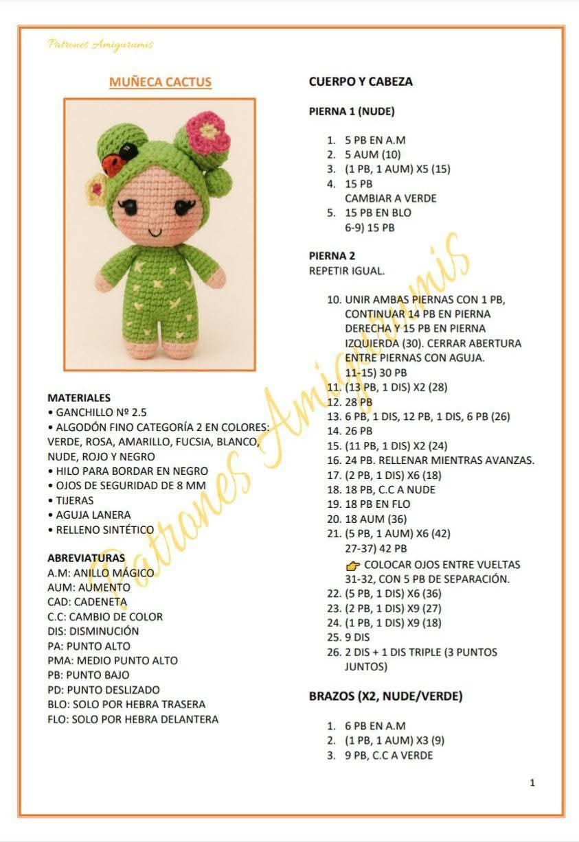Muñeca de crochet con flores y traje verde