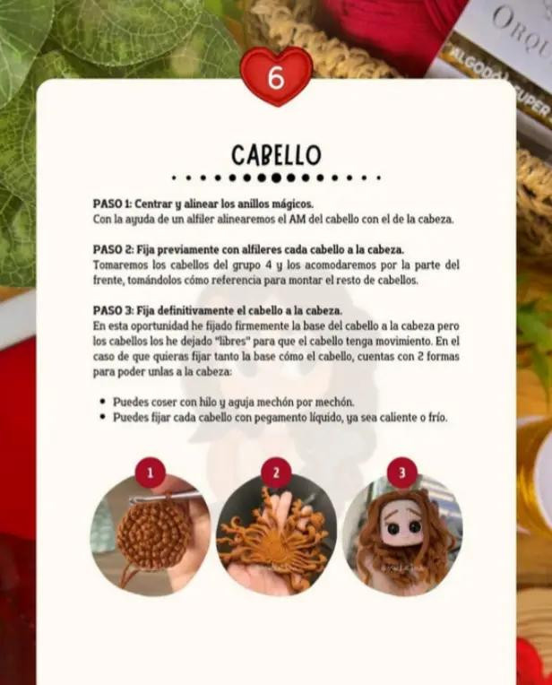 Muñeca de ganchillo con micrófono dorado