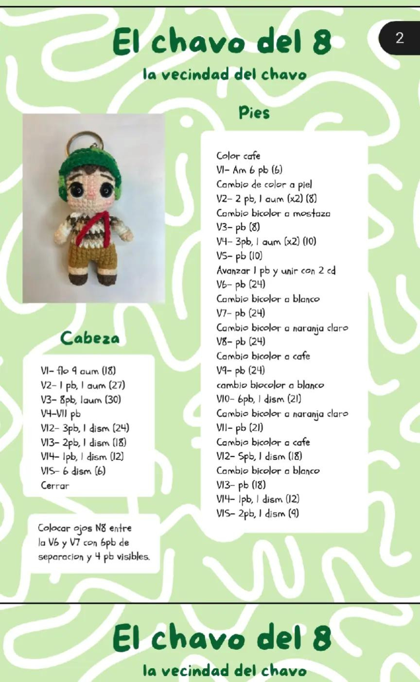 Muñeco amigurumi con sombrero verde y ropa a rayas