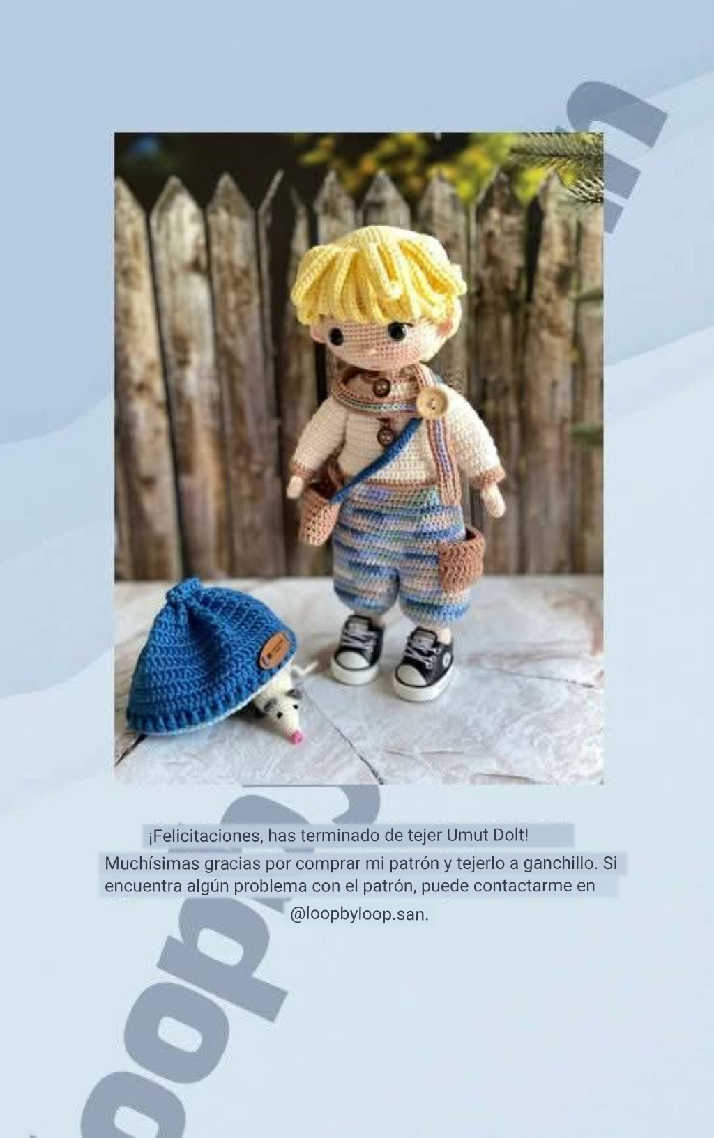 Muñeco de ganchillo con gorro azul y bolso con perrito