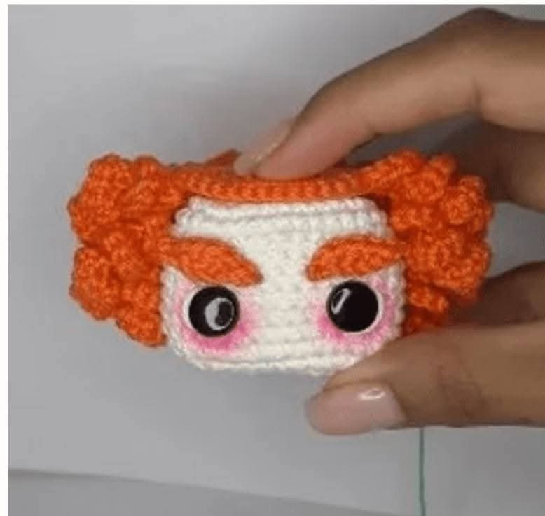 Muñeco de ganchillo del Sombrerero Loco en colores vibrantes