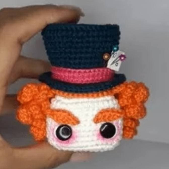 Muñeco de ganchillo del Sombrerero Loco en colores vibrantes