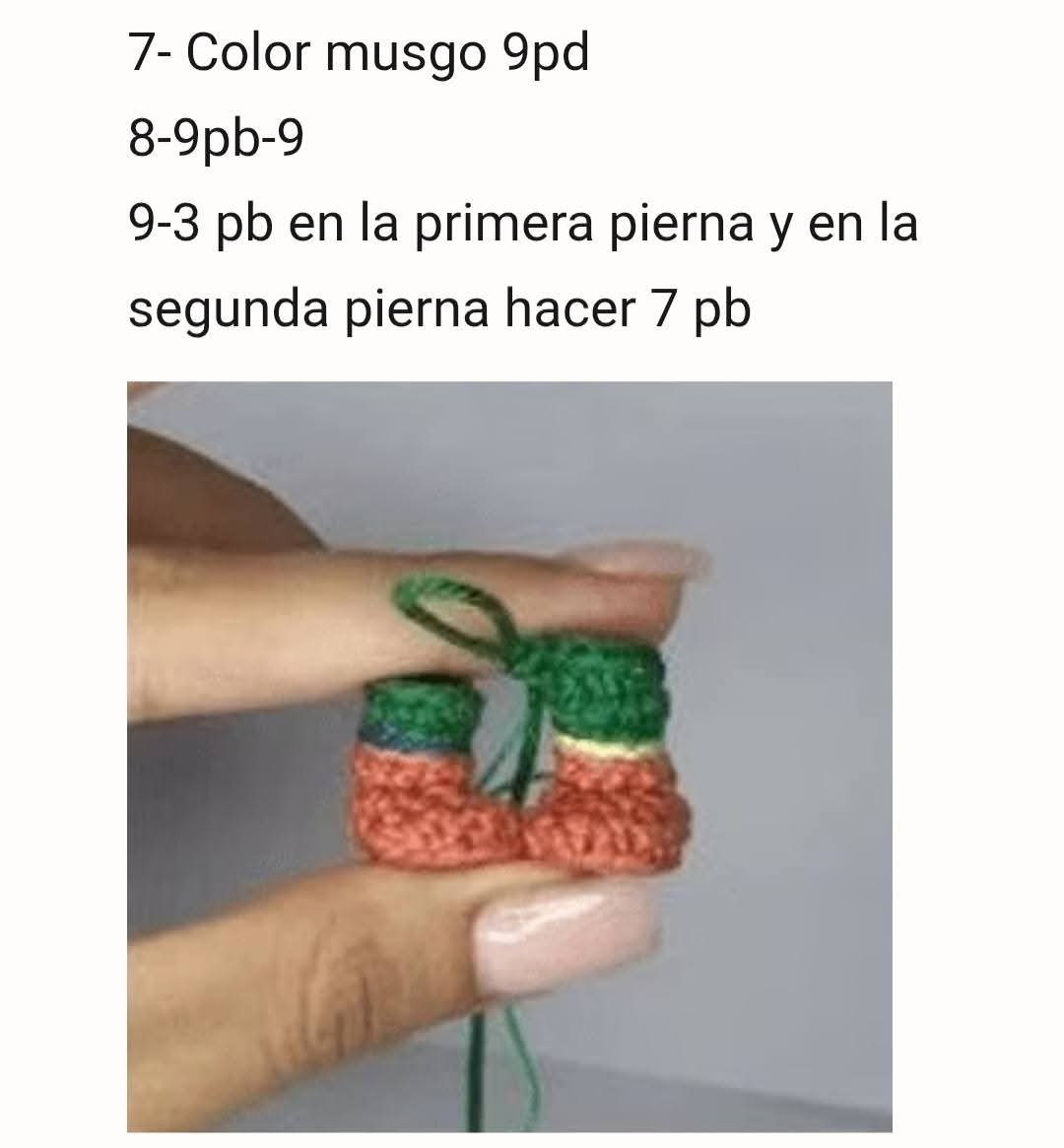Muñeco de ganchillo del Sombrerero Loco en colores vibrantes