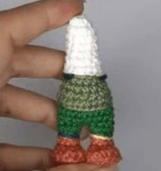 Muñeco de ganchillo del Sombrerero Loco en colores vibrantes