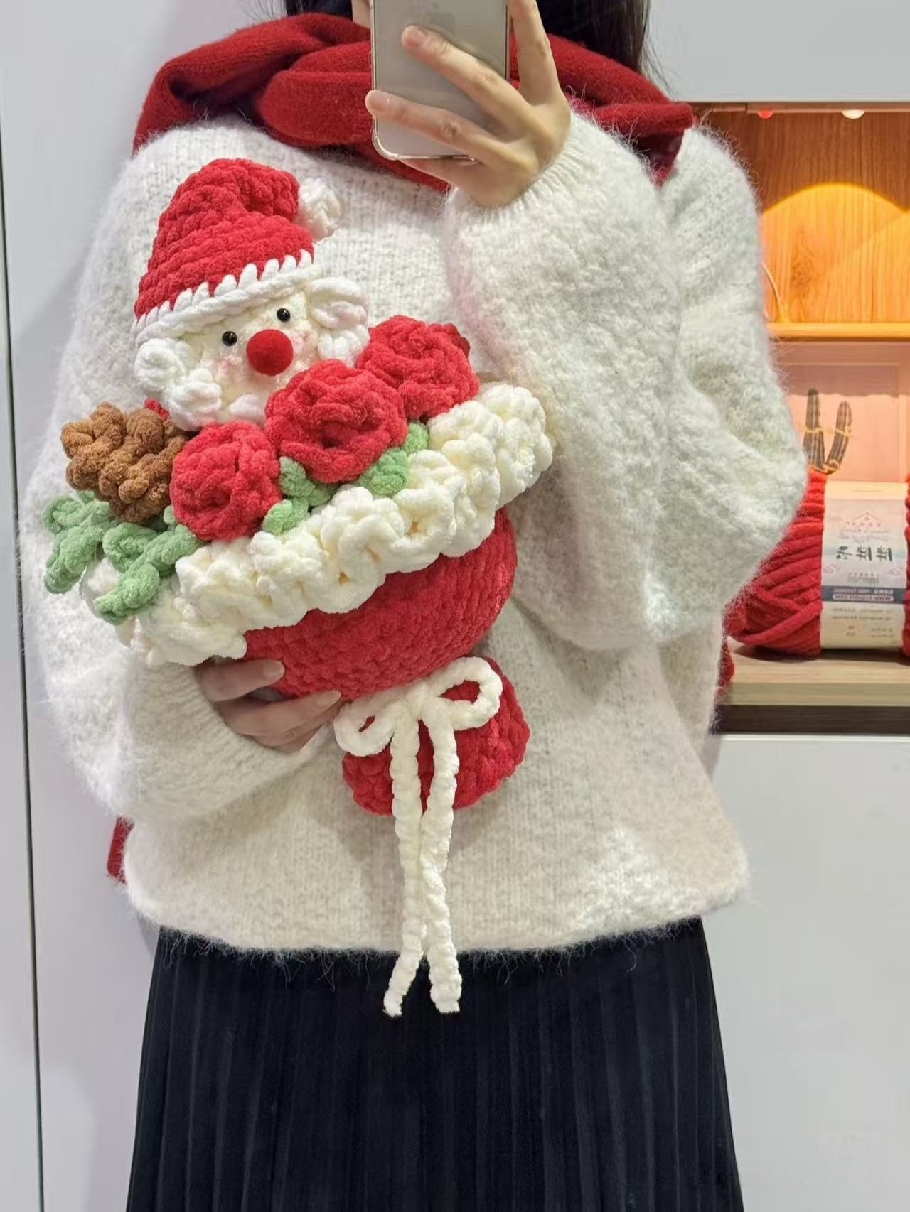Papai Noel de crochê com buquê de flores coloridas