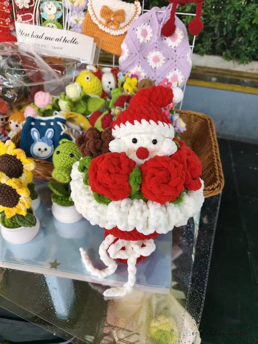 Papai Noel de crochê com buquê de flores coloridas