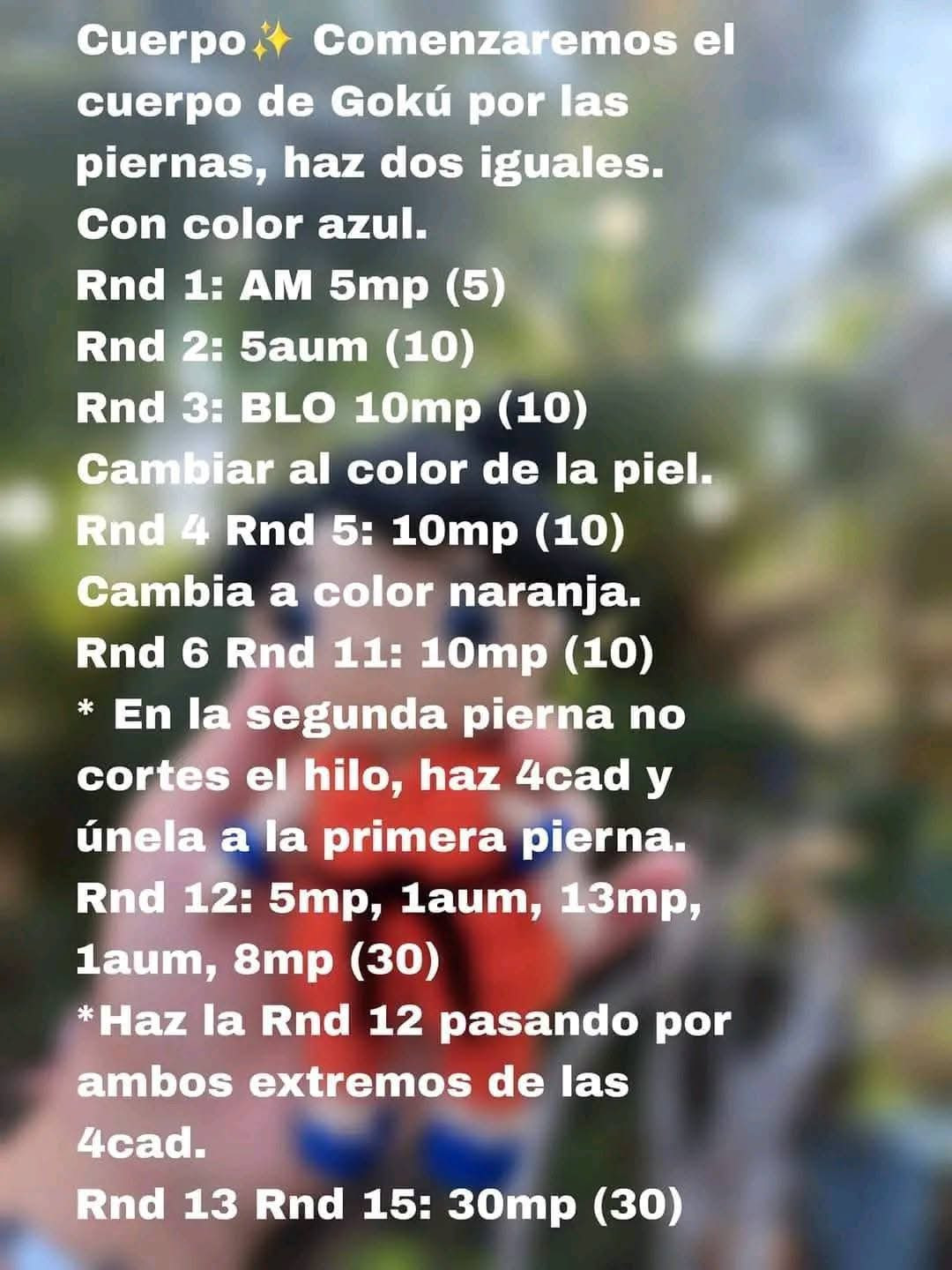 Patrón de ganchillo de muñeco de anime con traje naranja