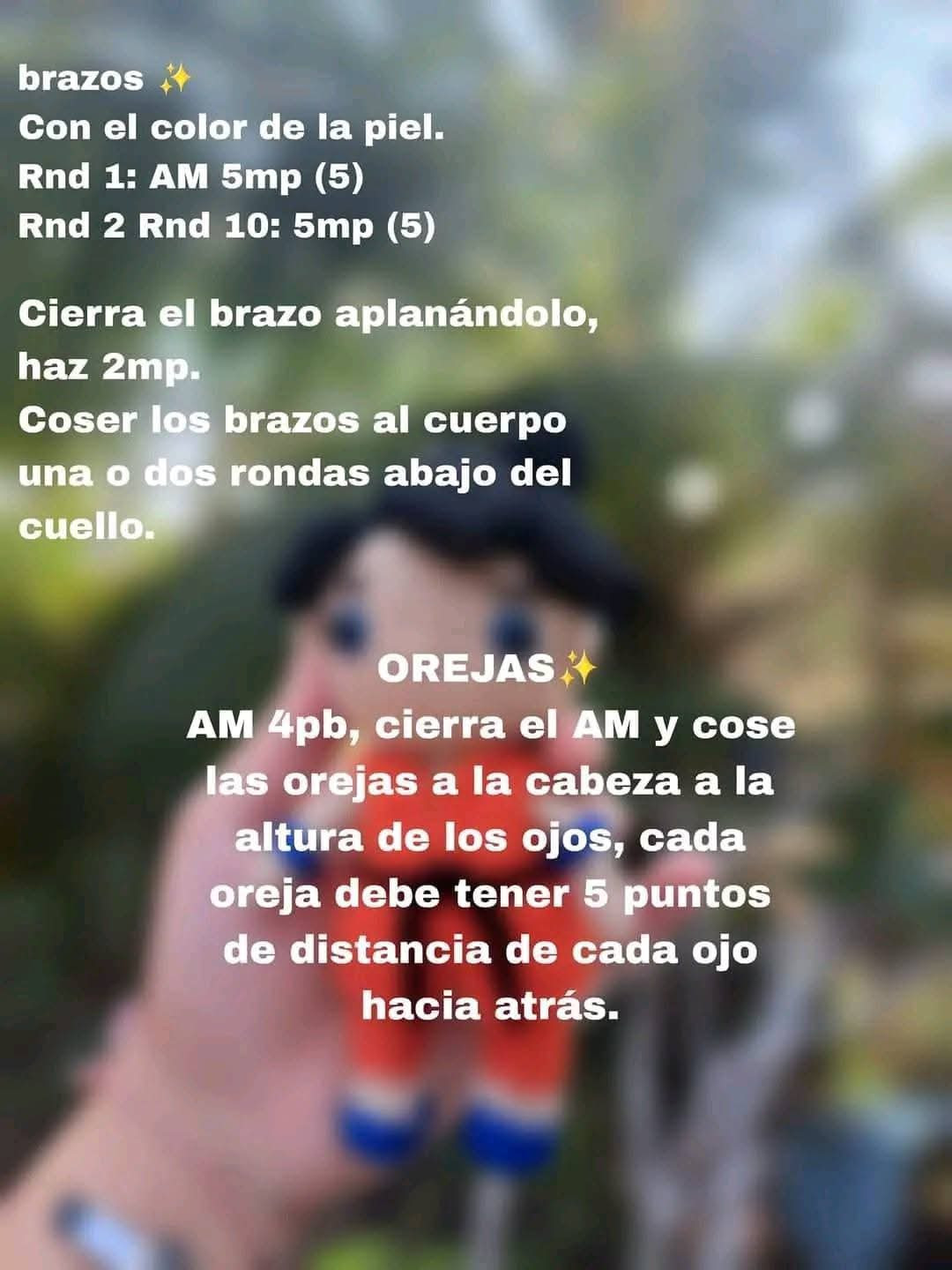 Patrón de ganchillo de muñeco de anime con traje naranja